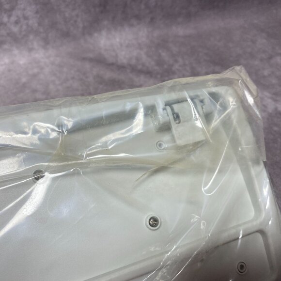 Belkin Classic PS/2 Wired Keyboard White Quiet Type - Picture 6 of 9